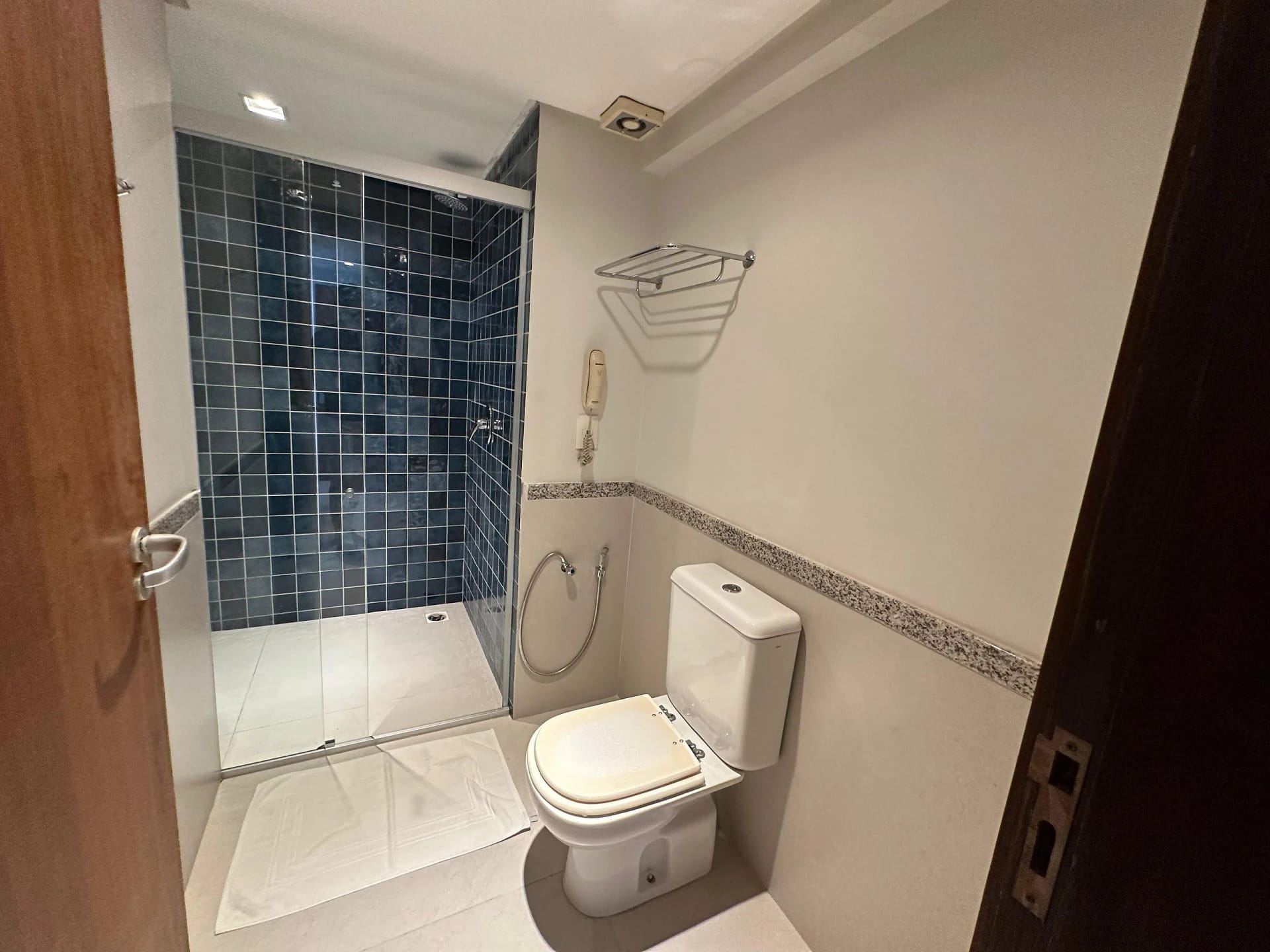 Baño — Flat Vista Parcial Mar em Petrópolis by Qavi