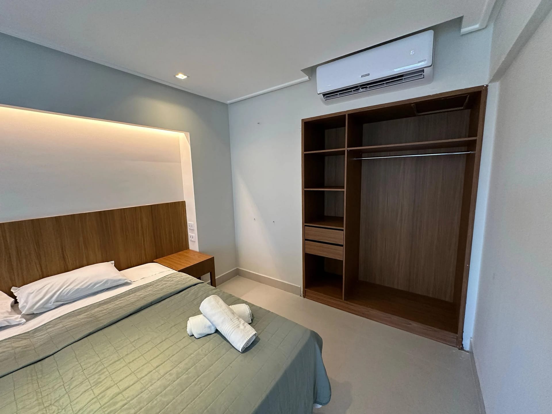 Dormitorio — Flat Vista Parcial Mar em Petrópolis by Qavi