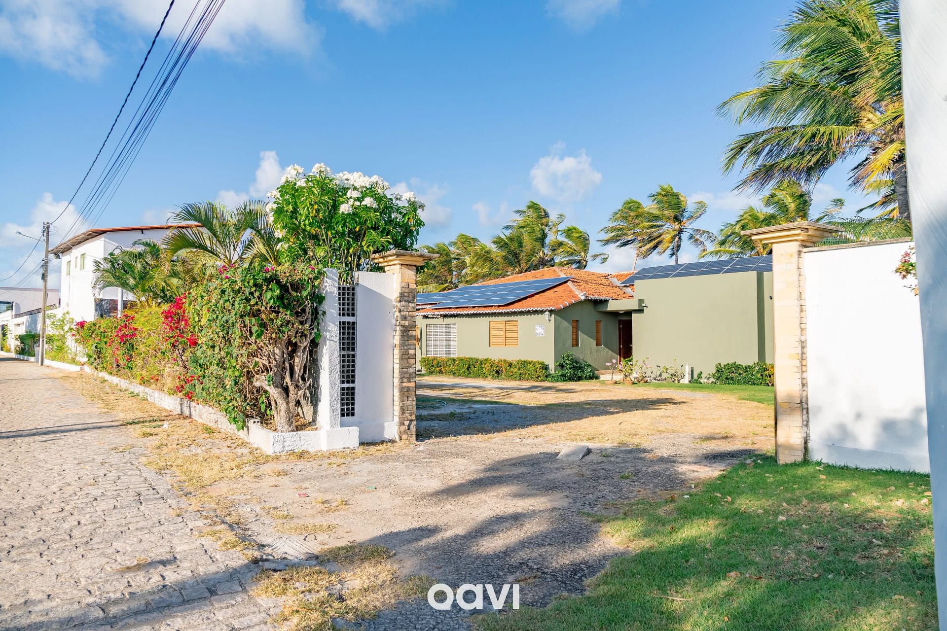 Vista de Calle — Casa Beira-Mar com Piscina em Jacumã by Qavi