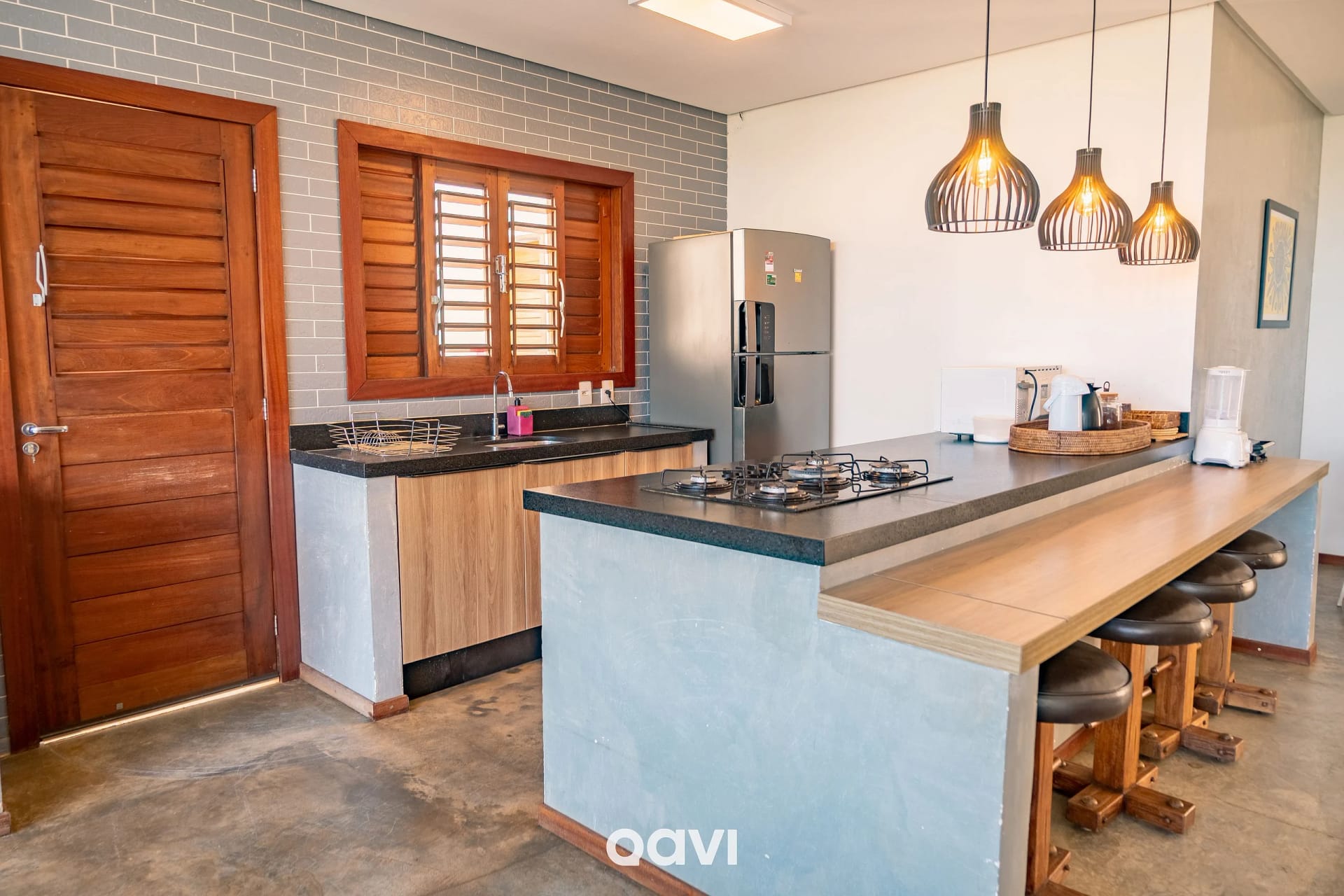 Kitchen or kitchenette — Casa Kairós no Shamballa by Qavi