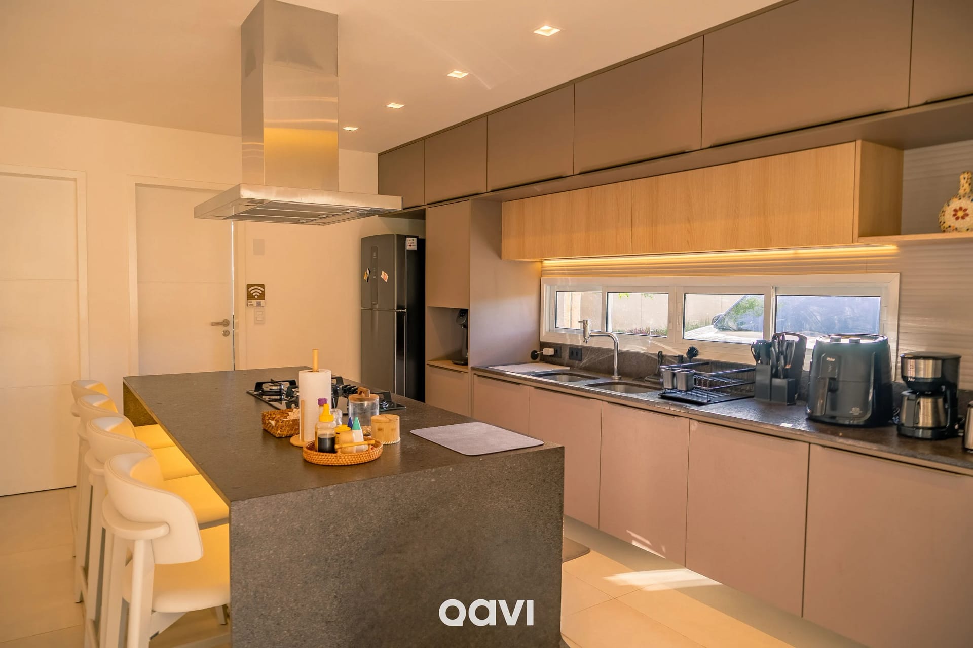 Kitchen or kitchenette — Casa com Piscina em Condomínio em Gostoso by Qavi