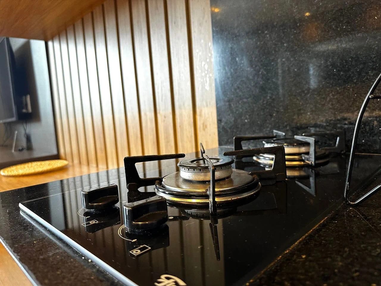 Kitchen or kitchenette — Studio no Edifício Time em Maceió by Qavi