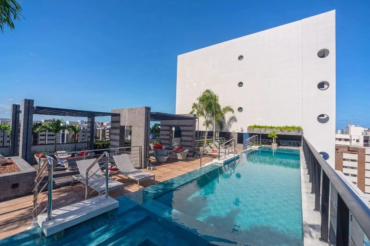 Swimming pool — Studio Edifício Time em Maceió by Qavi