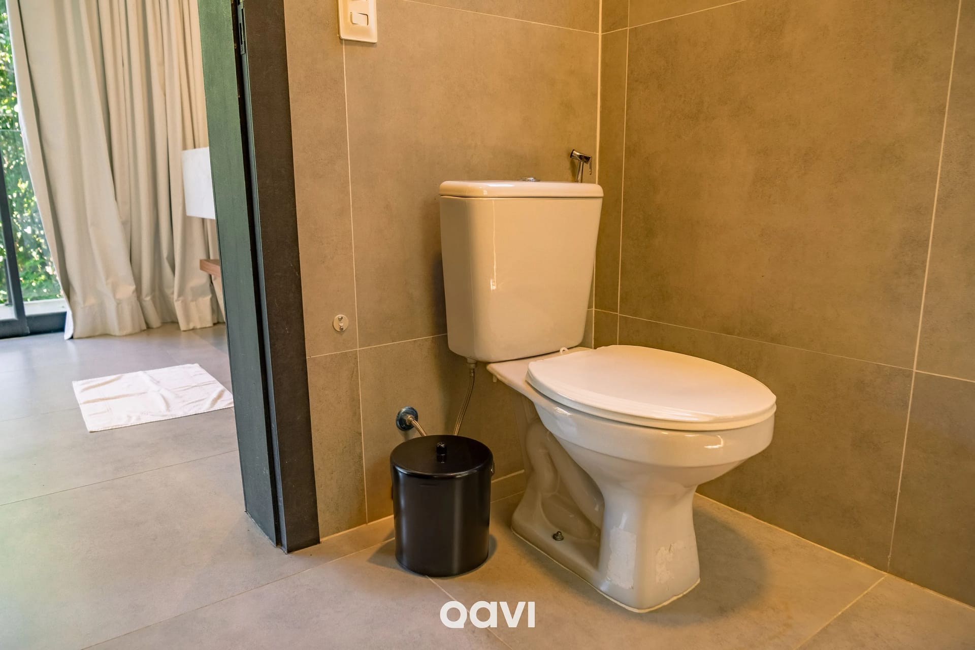 Toilet — Casa com Piscina Privativa no Condomínio Maxlife10 - By Qavi
