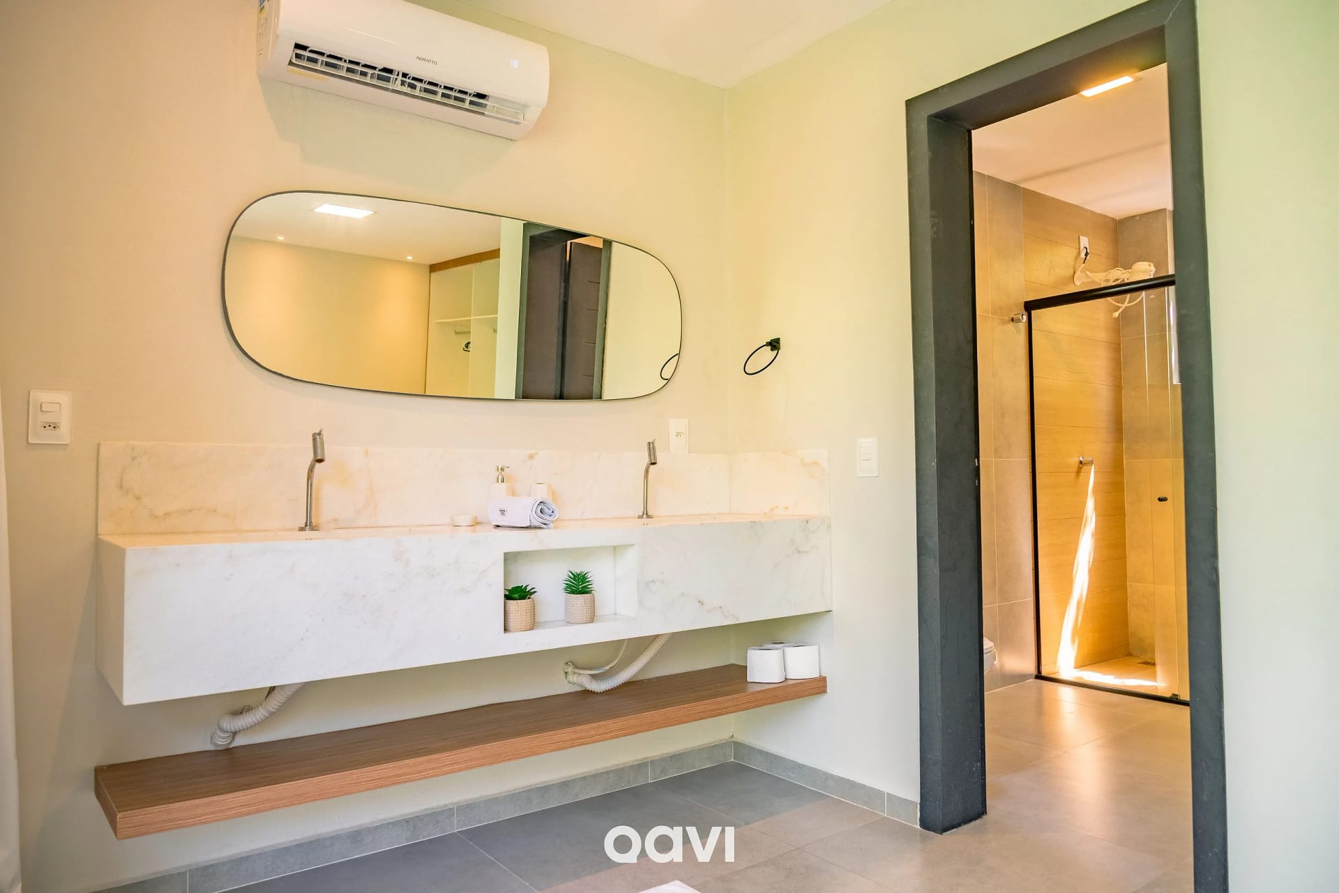 Toilet — Casa com Piscina Privativa no Condomínio Maxlife10 - By Qavi