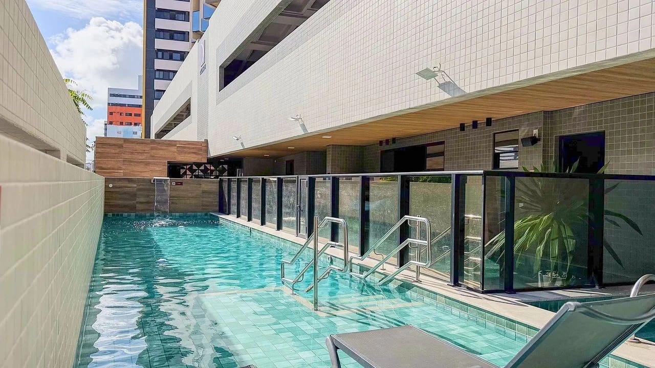 Swimming pool — Apartamento Studio Design Maceió by Qavi