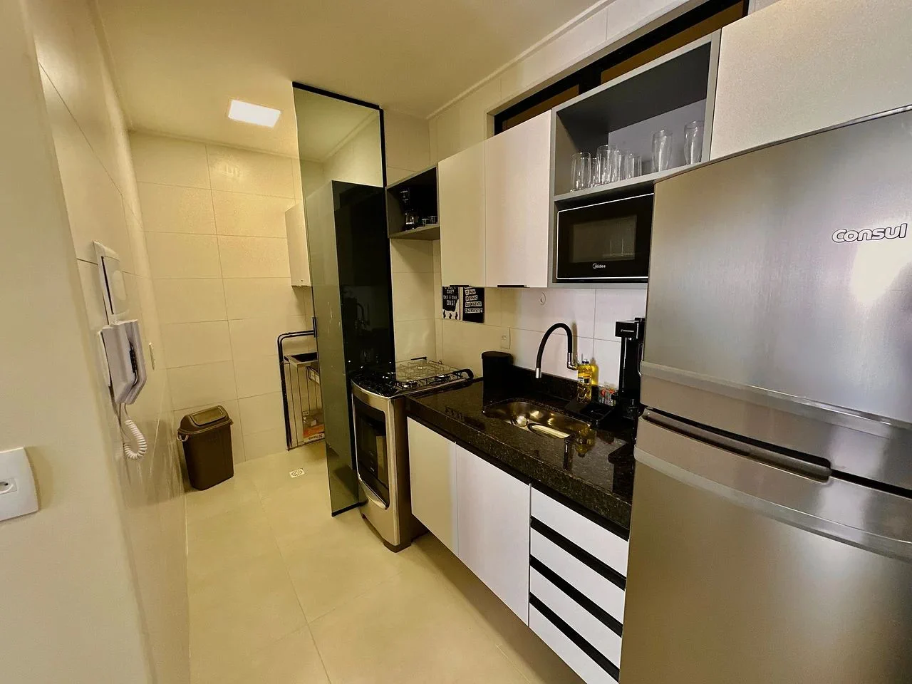 Kitchen or kitchenette — Apartamento Studio Design Maceió by Qavi