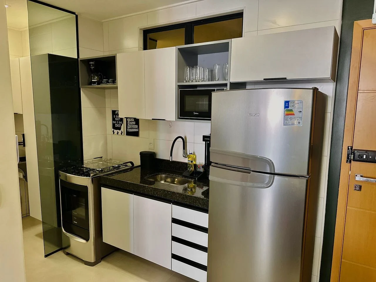 Kitchen or kitchenette — Apartamento Studio Design Maceió by Qavi