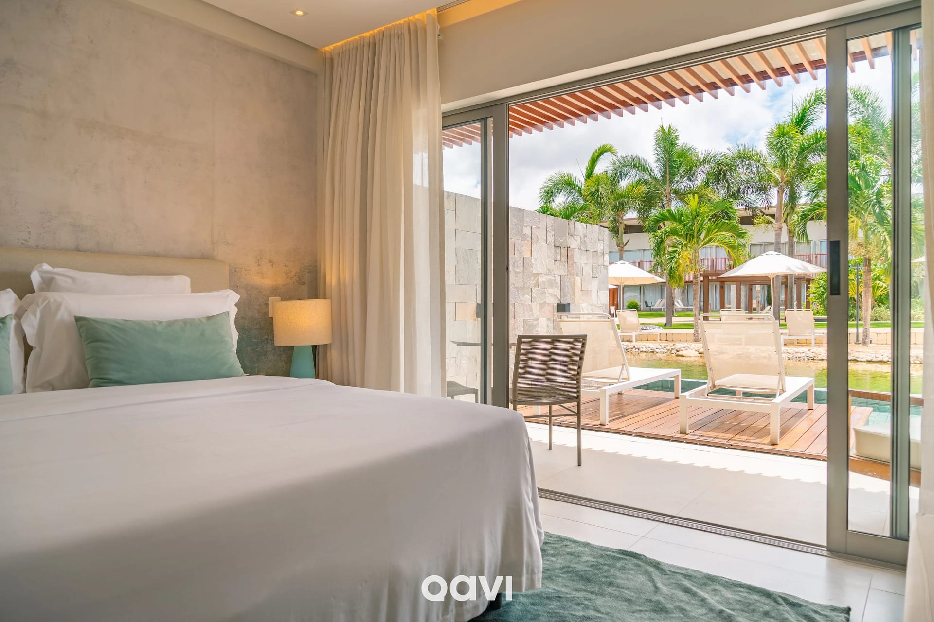 Quarto Deck Molhado Frente Piscina