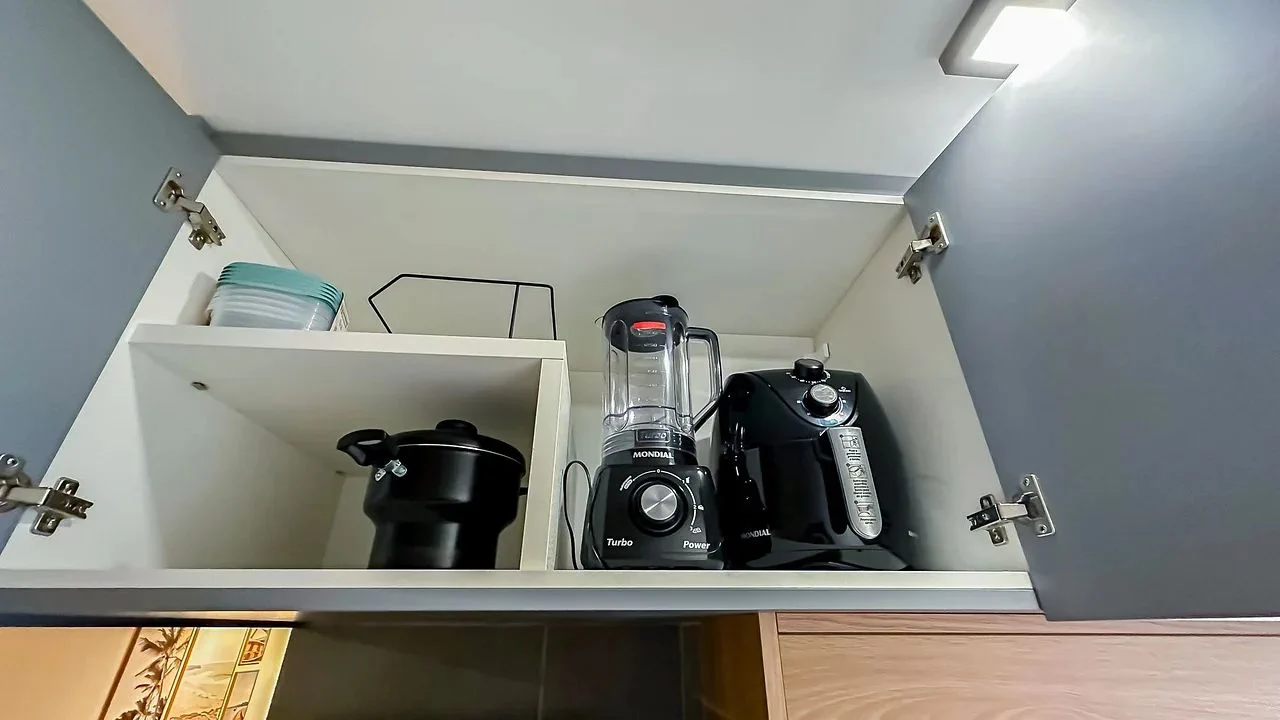 Kitchen or kitchenette — Loft Studio Maceió com Vista Mar by Qavi