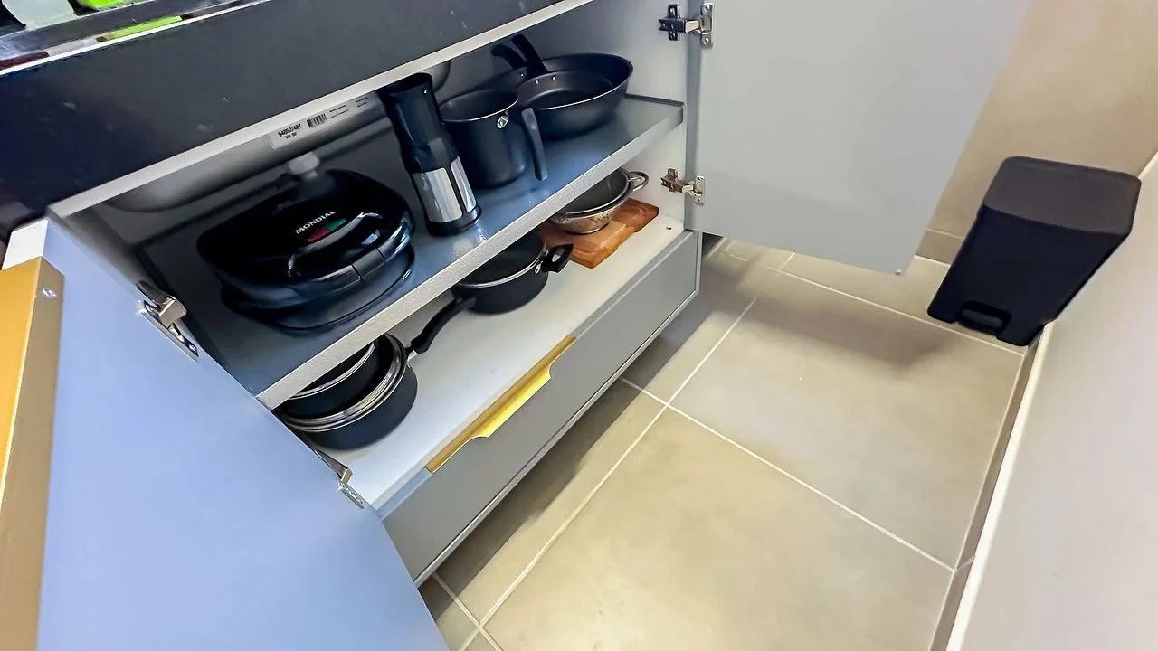 Kitchen or kitchenette — Loft Studio Maceió com Vista Mar by Qavi