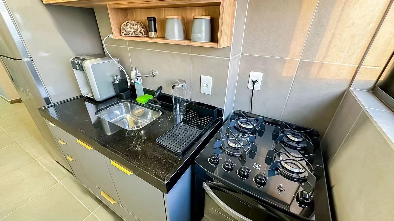 Kitchen or kitchenette — Loft Studio Maceió com Vista Mar by Qavi