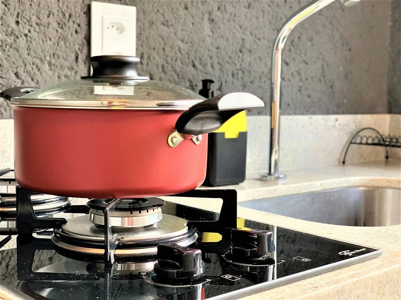 Kitchen or kitchenette — Apartamento Kamby em Milagres by Qavi
