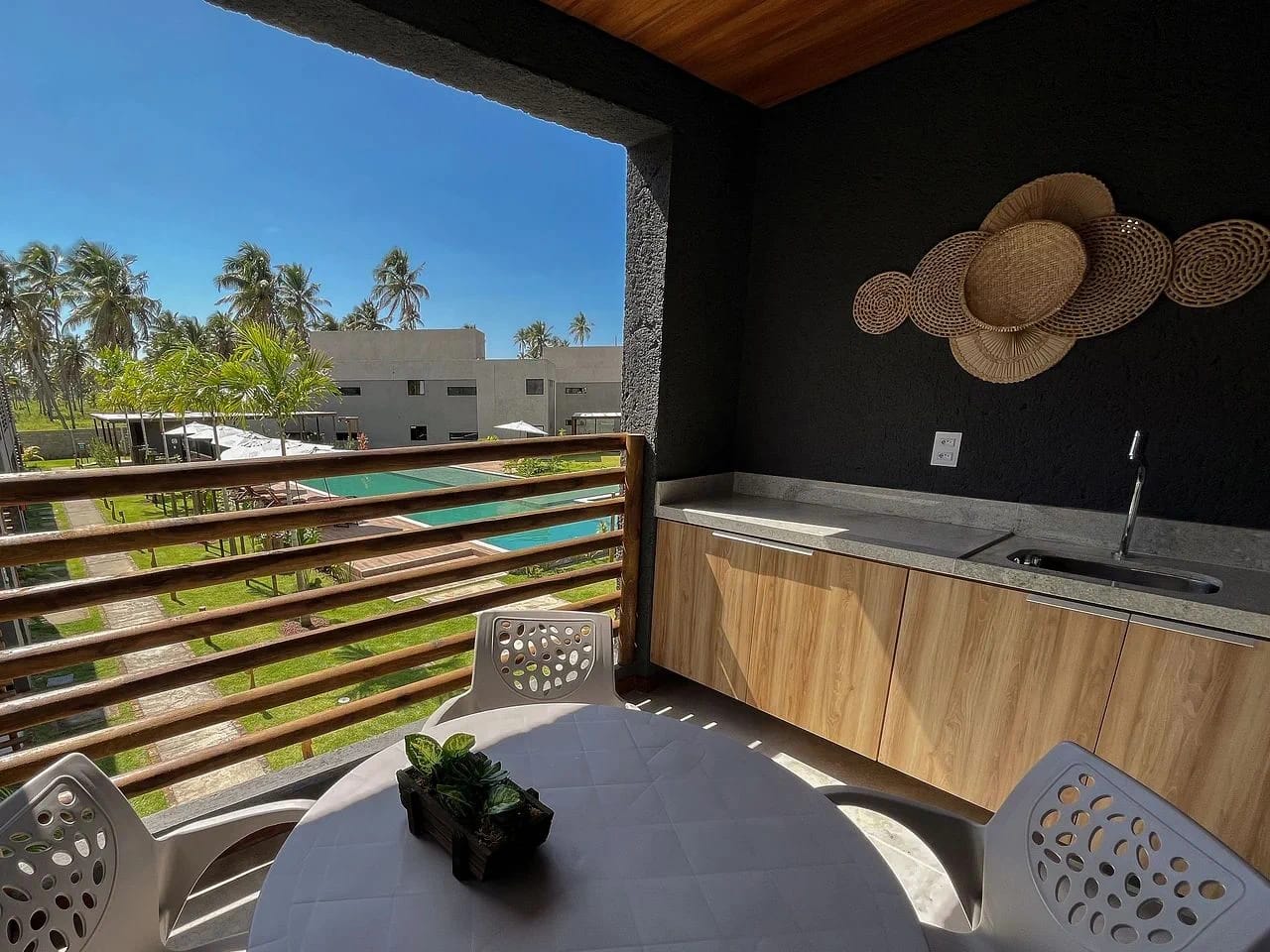 Fachada / Terraza — Apartamento Varanda Manatee em Milagres by Qavi