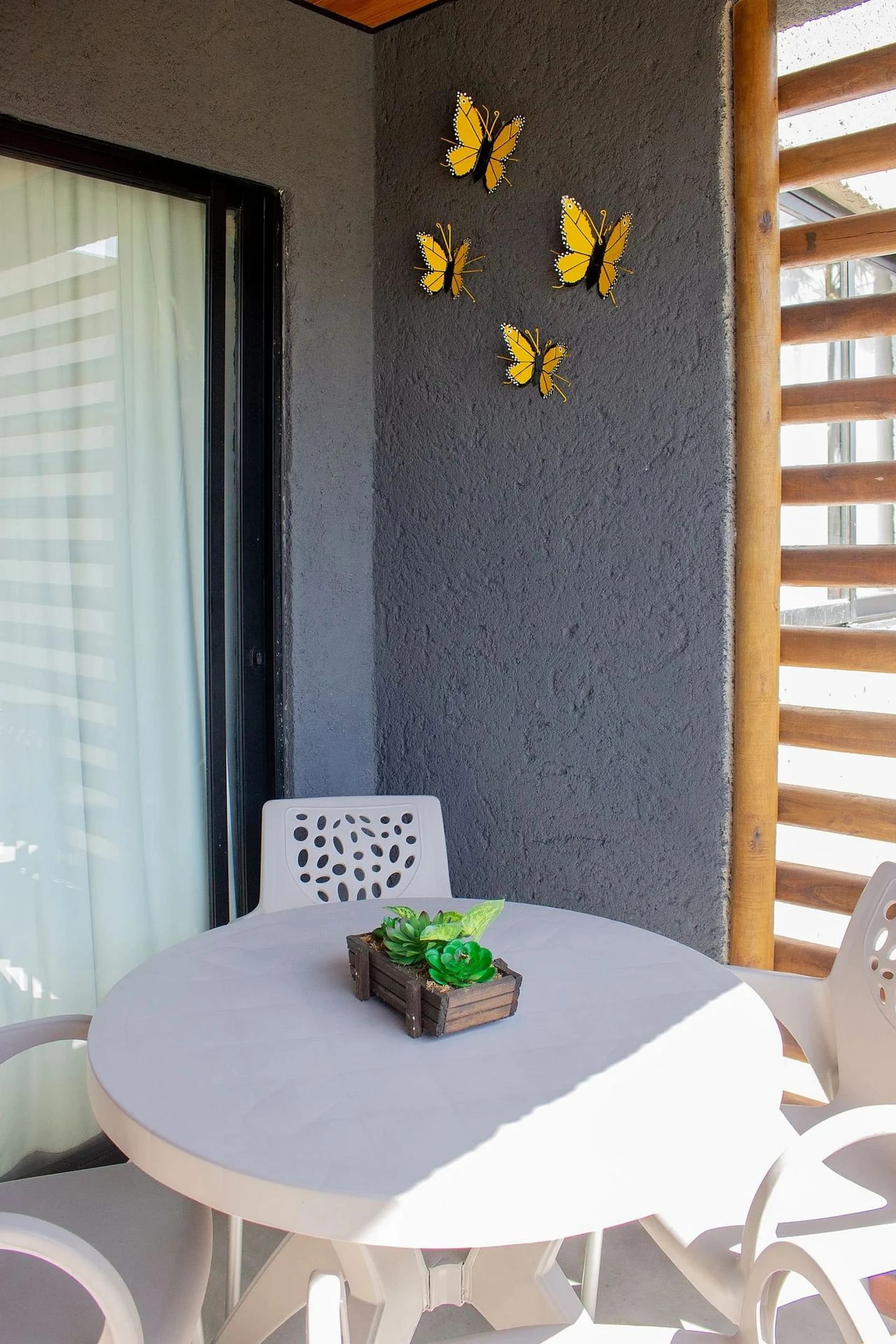 Fachada / Terraza — Apartamento Varanda Manatee em Milagres by Qavi