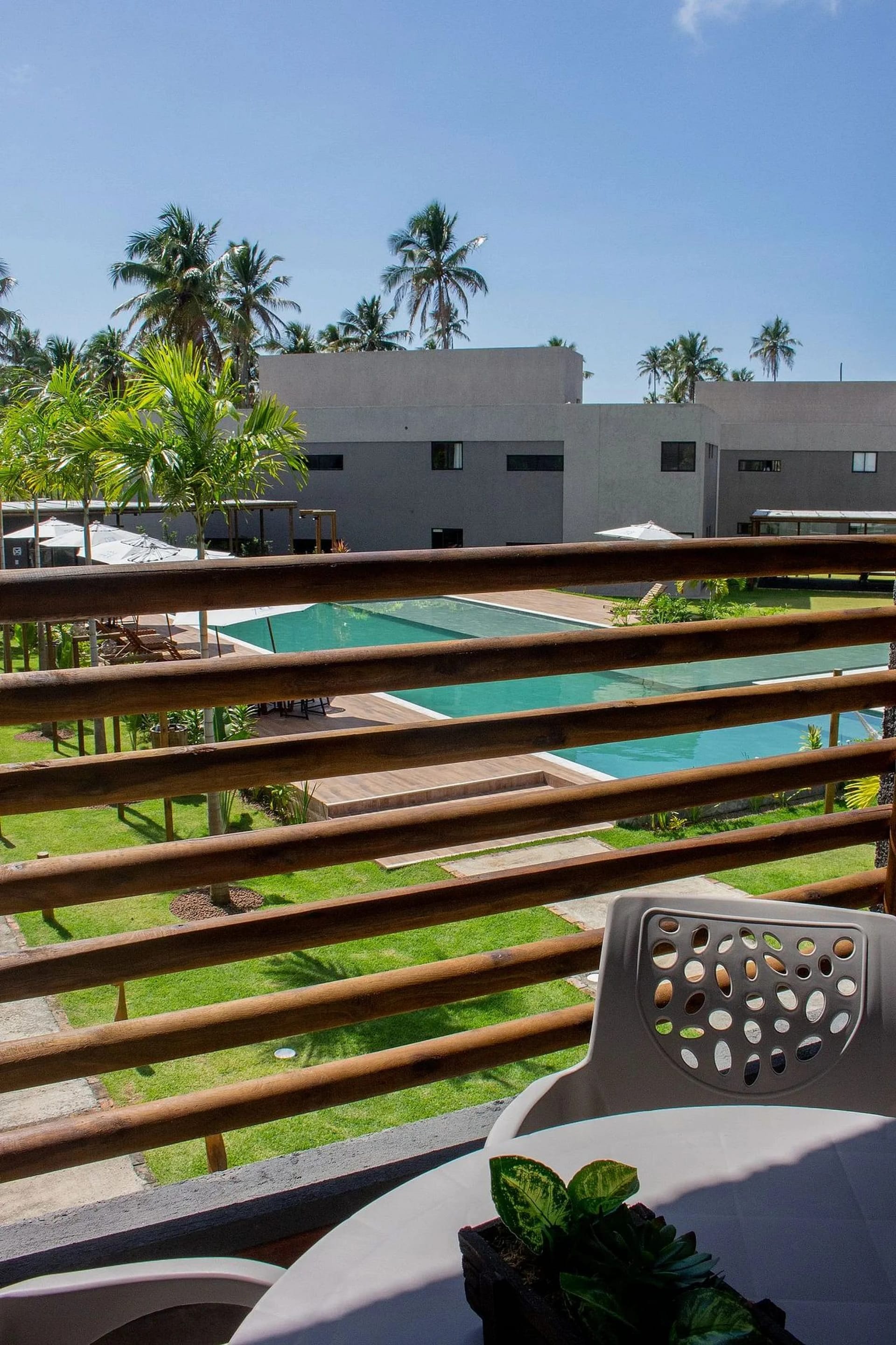 Fachada / Terraza — Apartamento Varanda Manatee em Milagres by Qavi