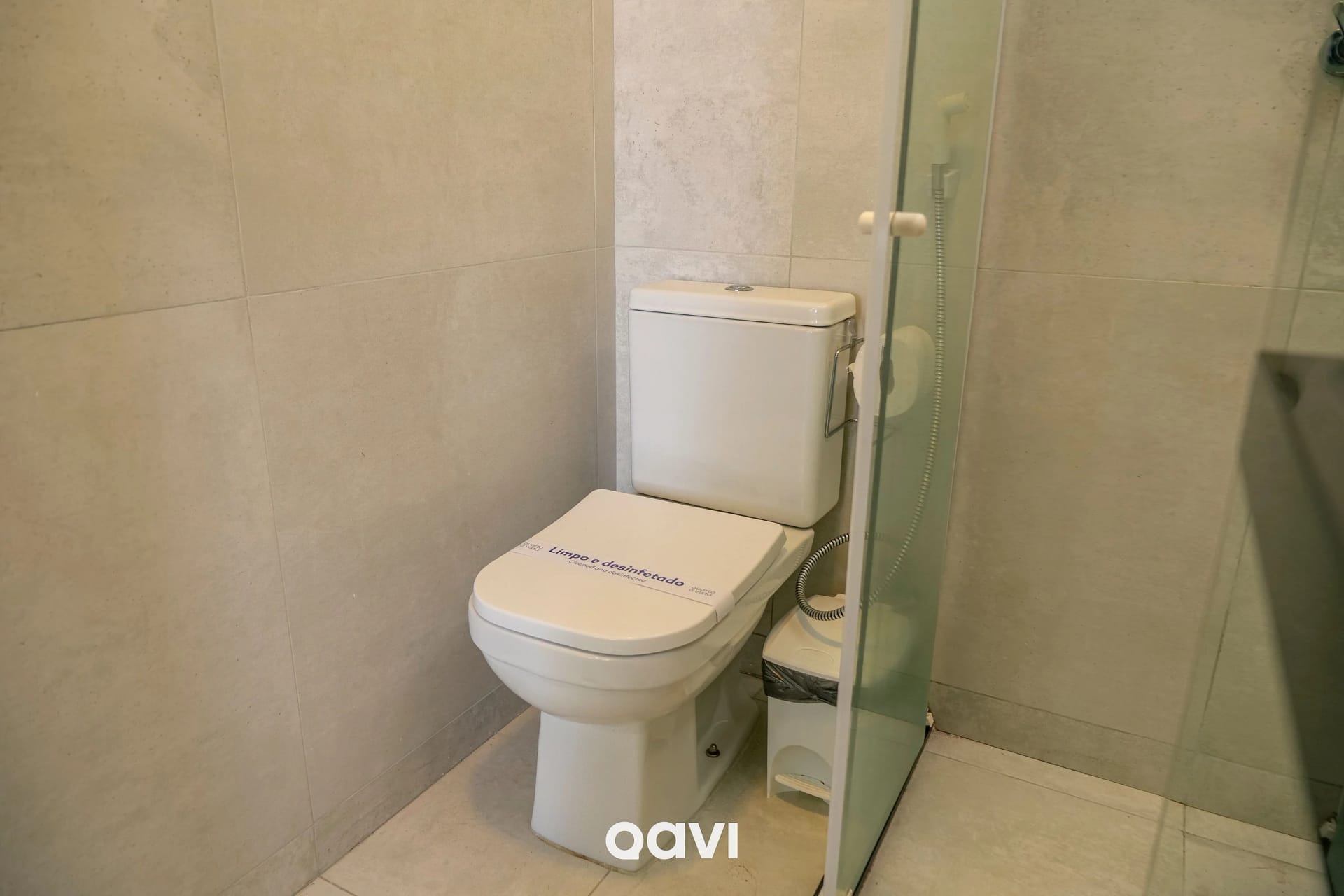 Toilet — Triplex piscina privativa em Pirangi by Qavi