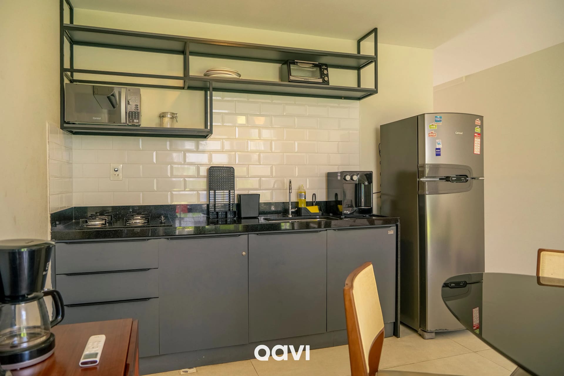 Kitchen or kitchenette — Triplex piscina privativa em Pirangi by Qavi