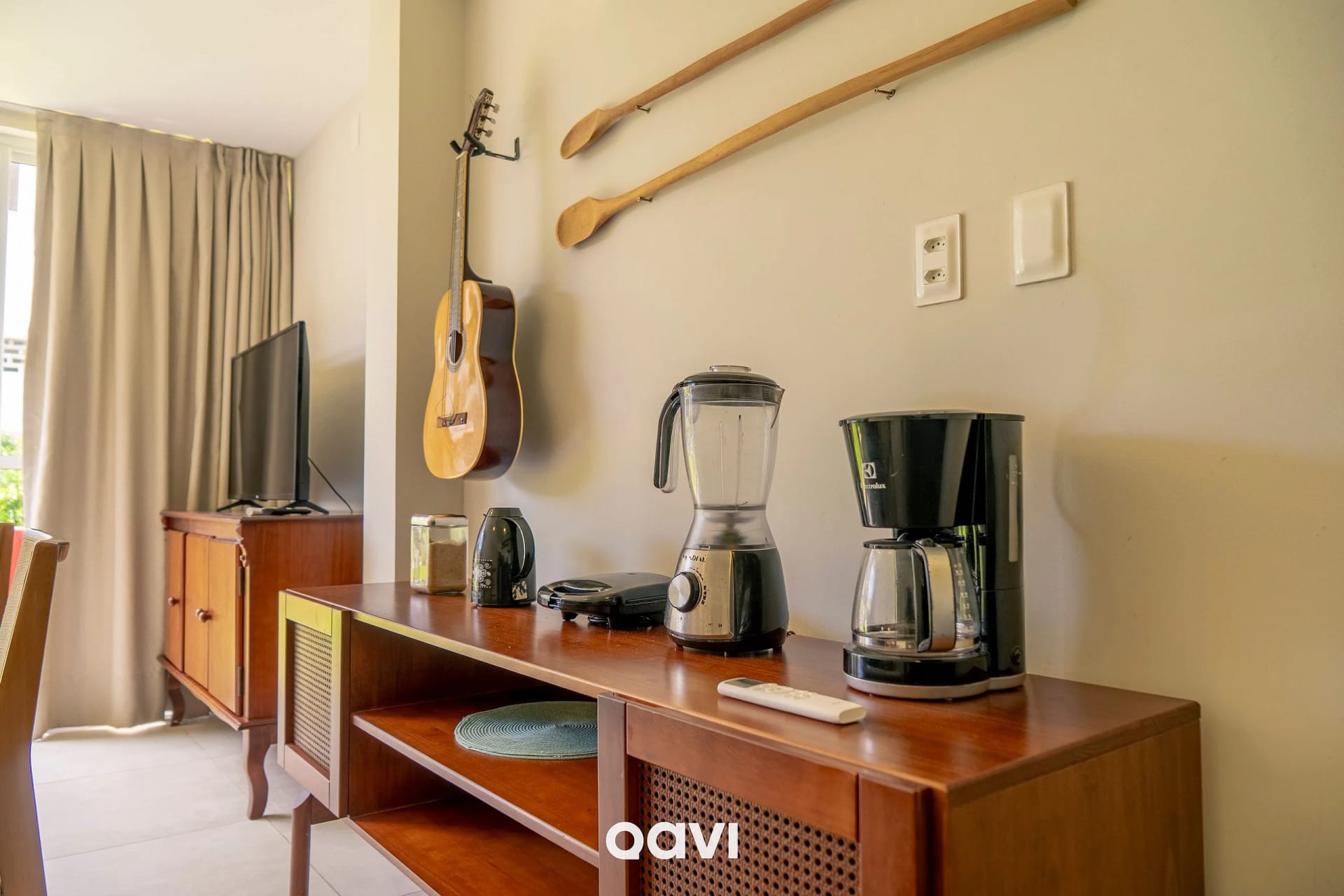 Kitchen or kitchenette — Triplex piscina privativa em Pirangi by Qavi