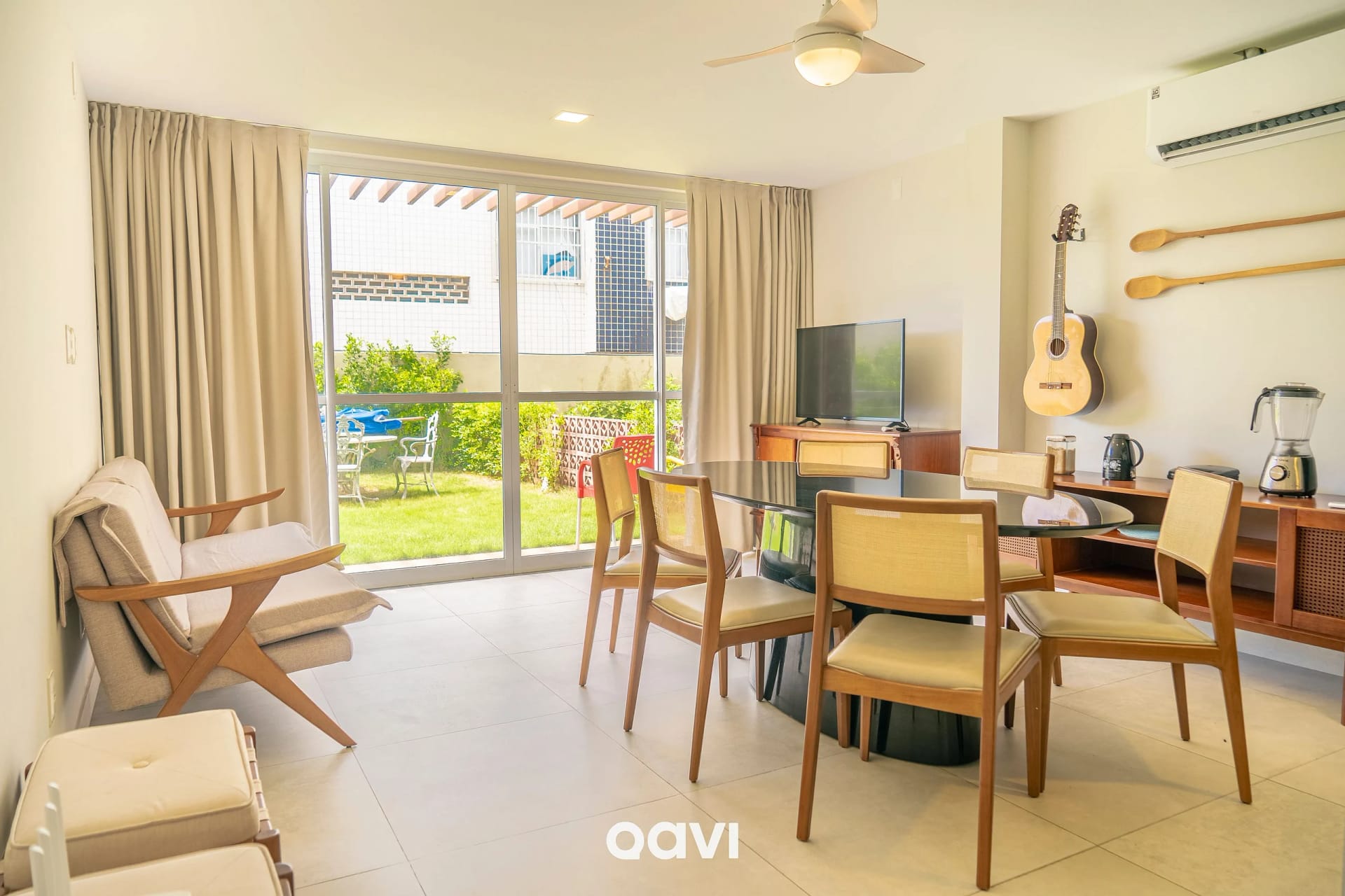 Living Room — Triplex piscina privativa em Pirangi by Qavi