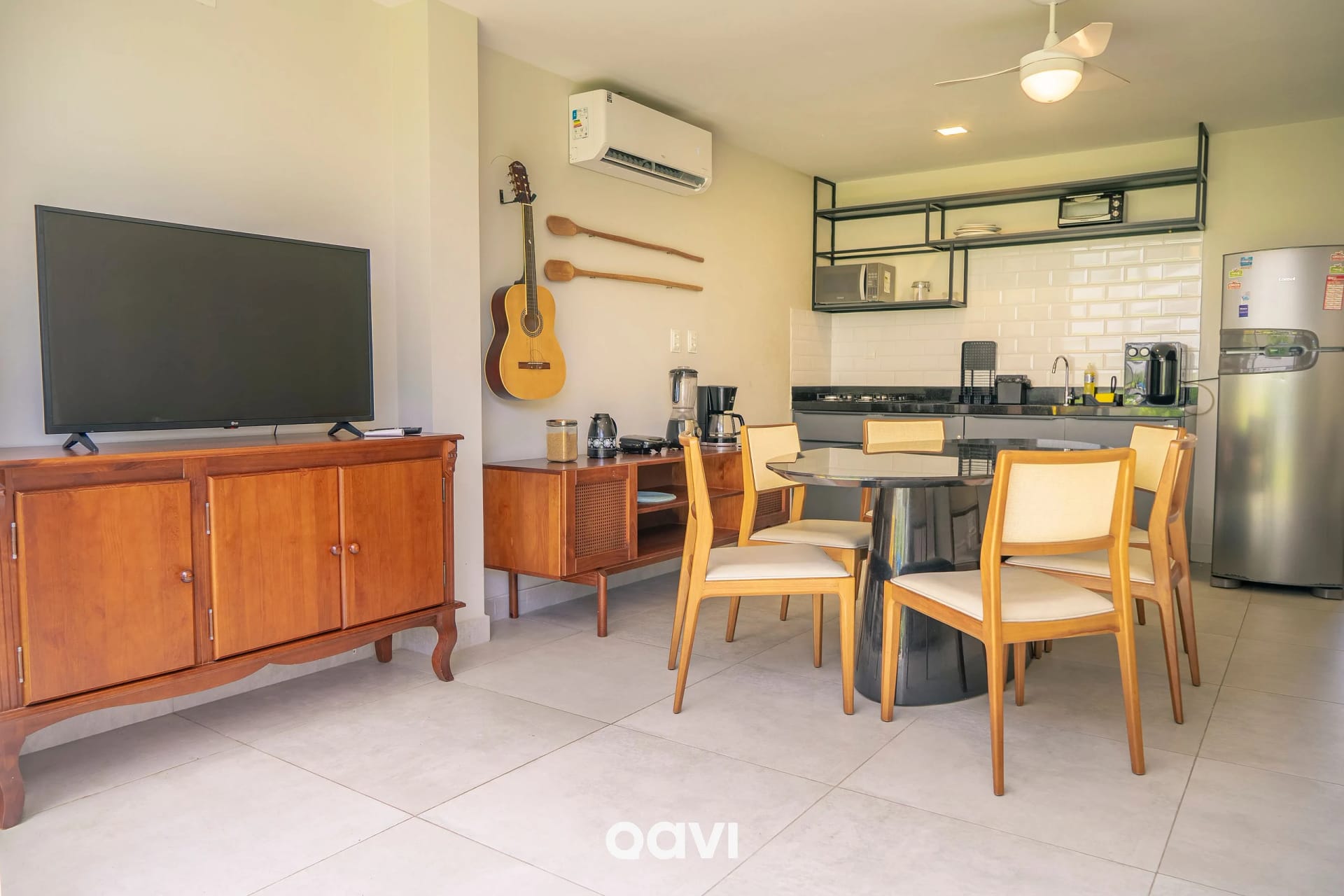 Living Room — Triplex piscina privativa em Pirangi by Qavi