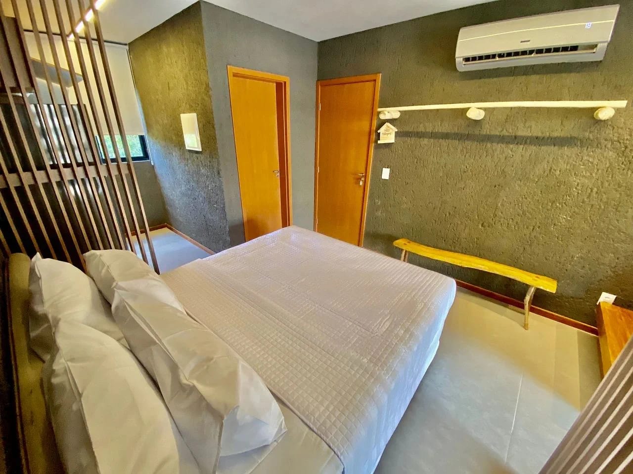Dormitorio — Studio Design Kamby em Milagres by Qavi