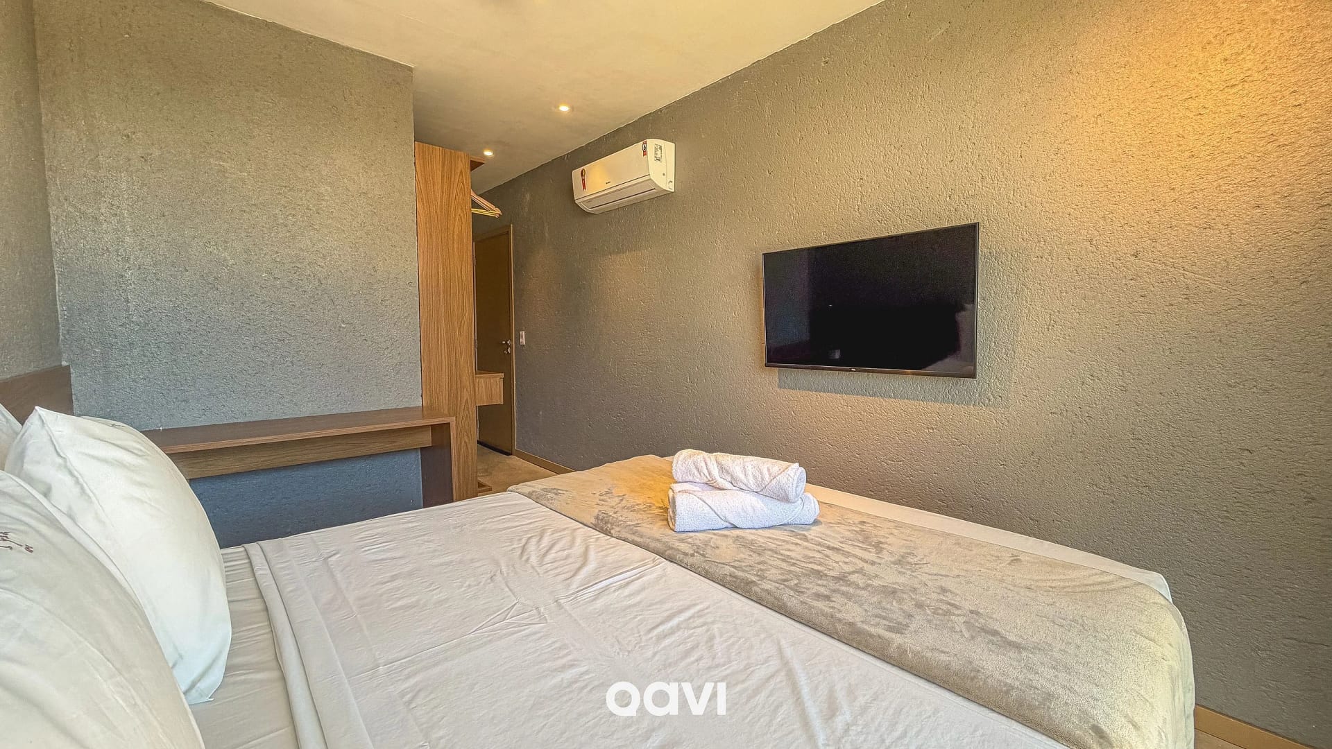 Dormitorio — Casa Design com Piscina e Jacuzzi Milagres by Qavi