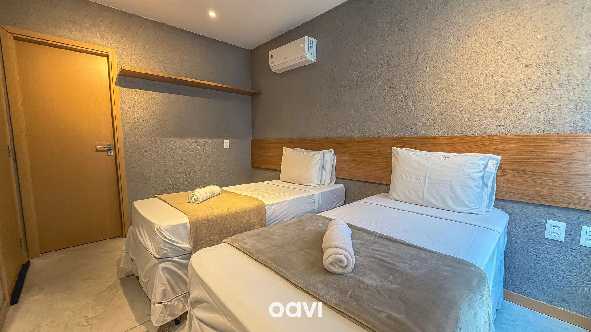 Dormitorio — Casa Design com Piscina e Jacuzzi Milagres by Qavi