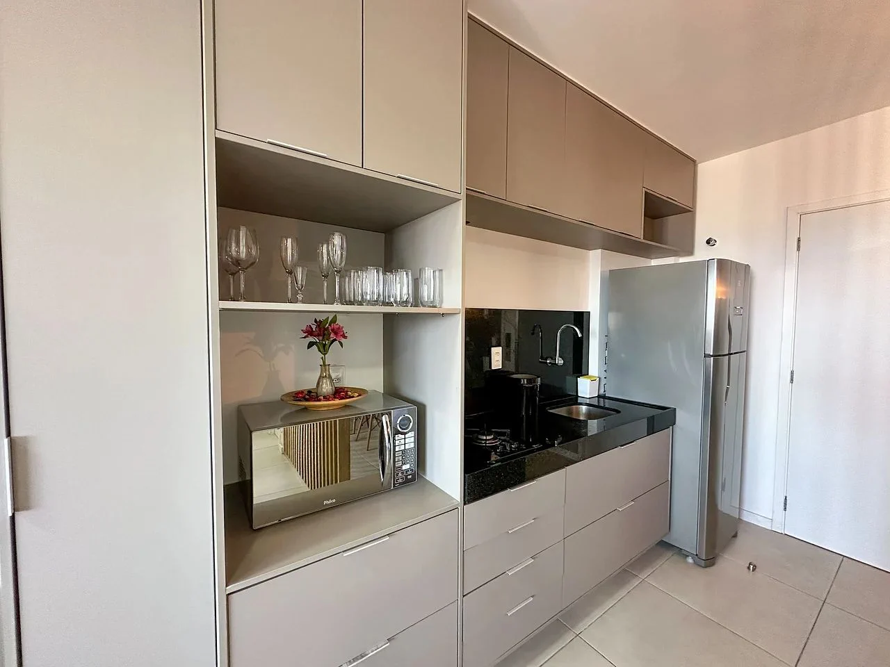 Kitchen or kitchenette — Studio Edifício Time em Maceió by Qavi