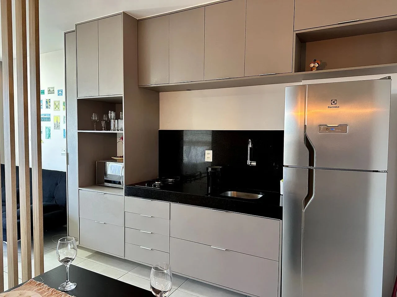 Kitchen or kitchenette — Studio Edifício Time em Maceió by Qavi