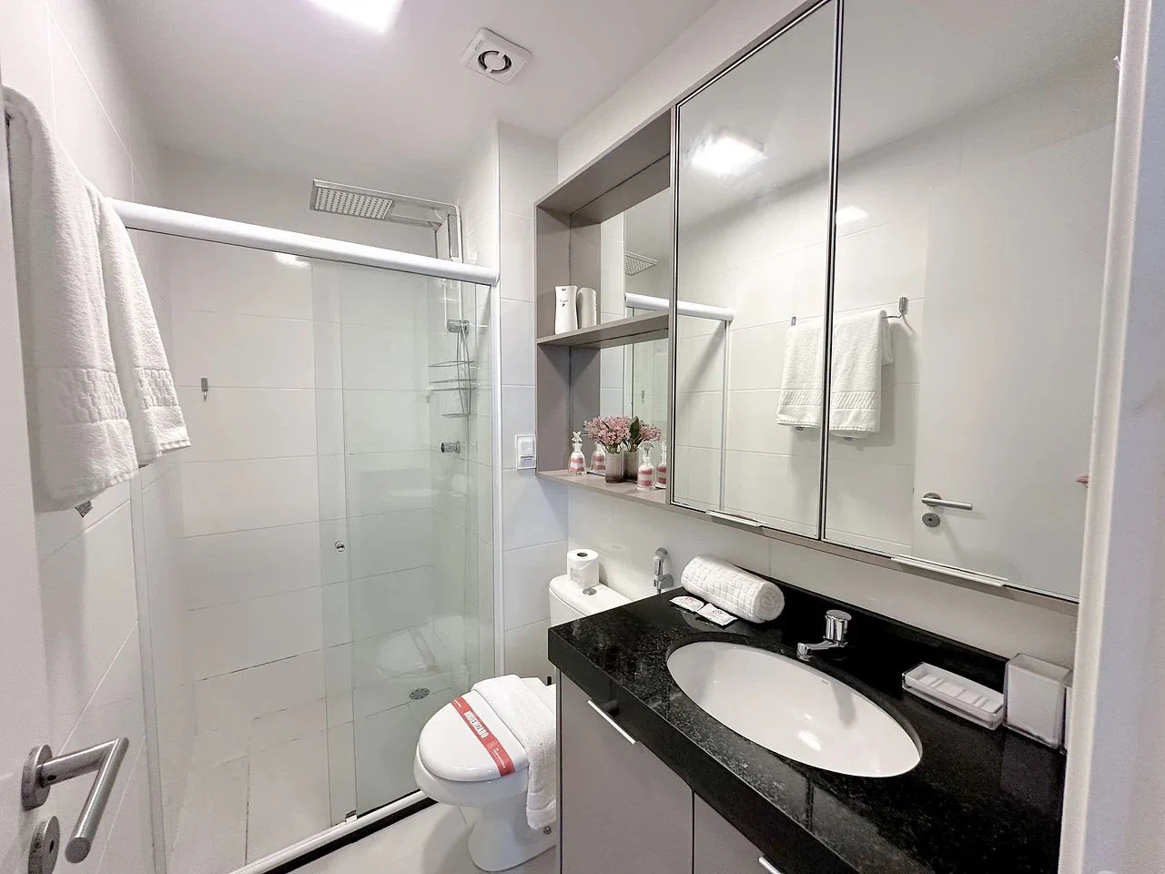 Bathroom — Studio Edifício Time em Maceió by Qavi