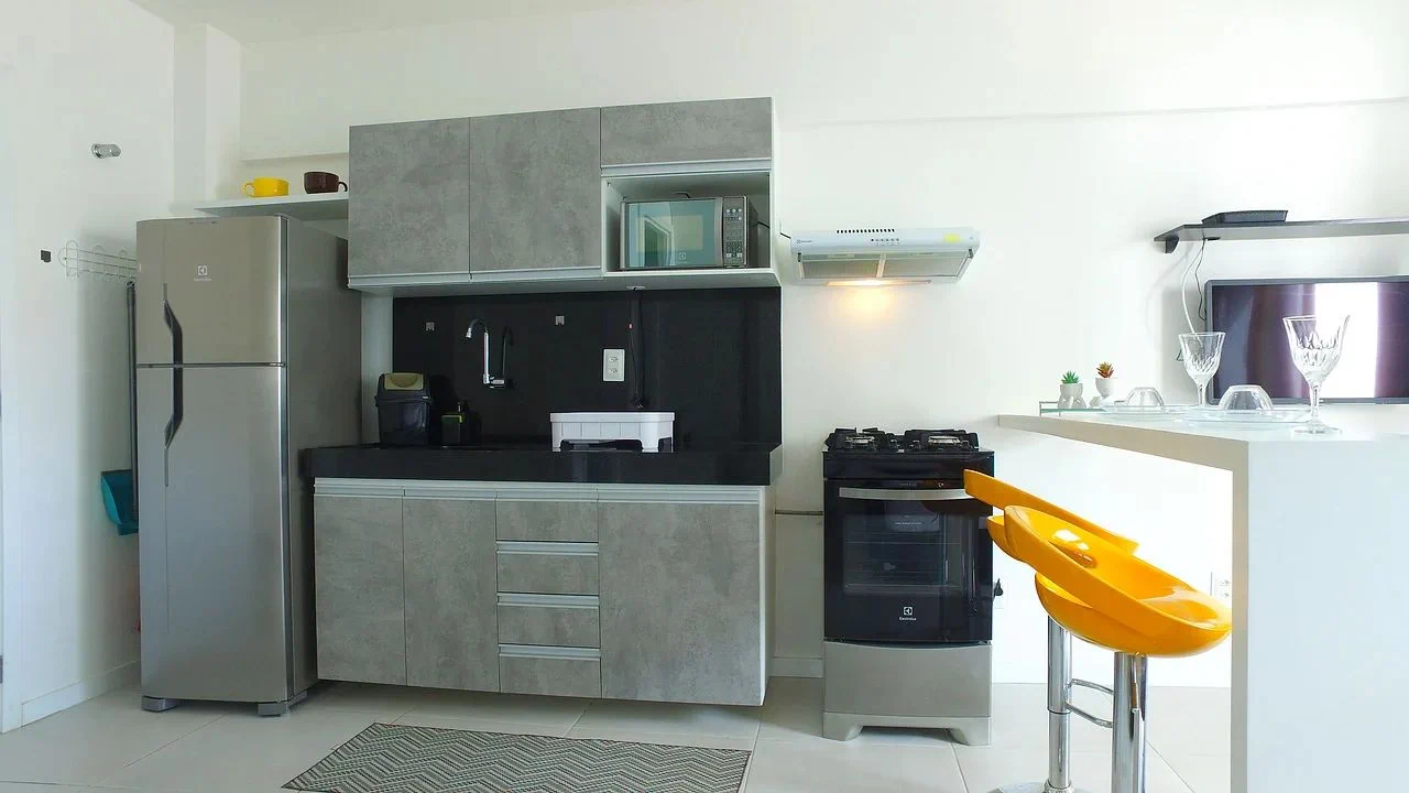 Kitchen or kitchenette — Studio Edifício Time em Maceió by Qavi