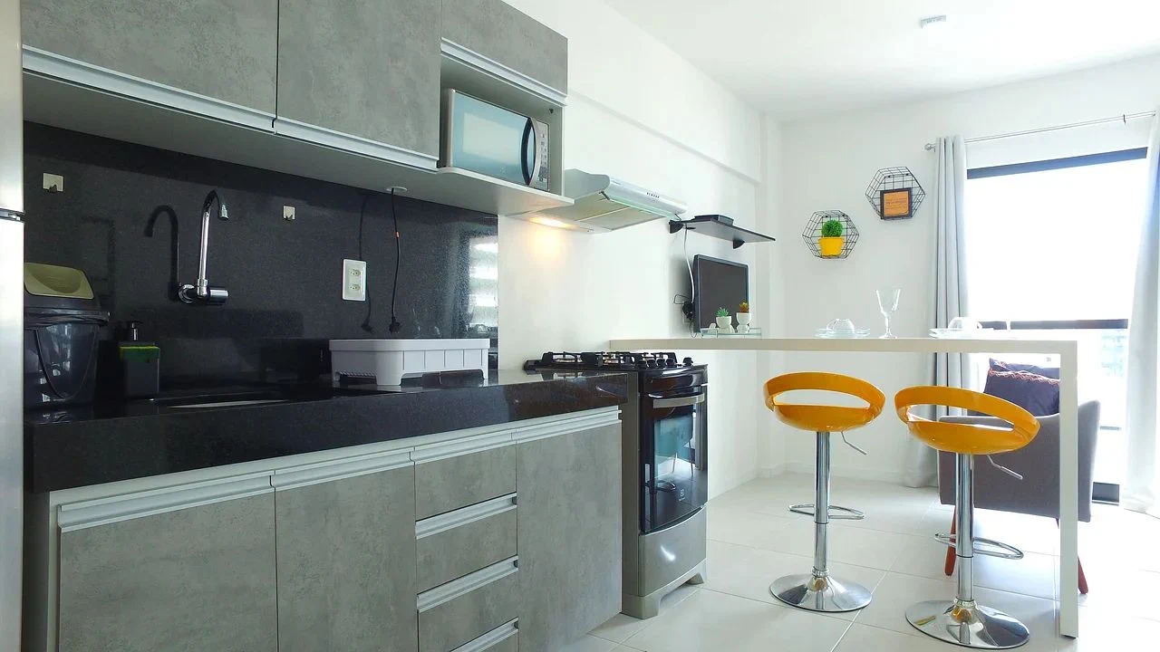 Kitchen or kitchenette — Studio Edifício Time em Maceió by Qavi