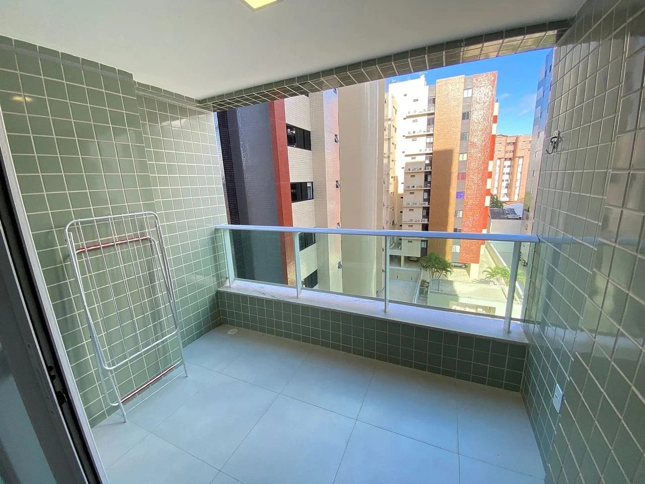 Varanda / Terraço — Apartamento no Edifício Strauss em Maceió by Qavi