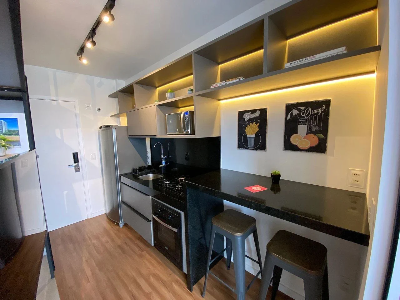 Kitchen or kitchenette — Studio Edifício Time em Maceió by Qavi