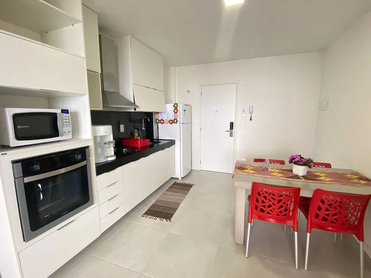 Kitchen or kitchenette — Studio Edifício Time em Maceió by Qavi