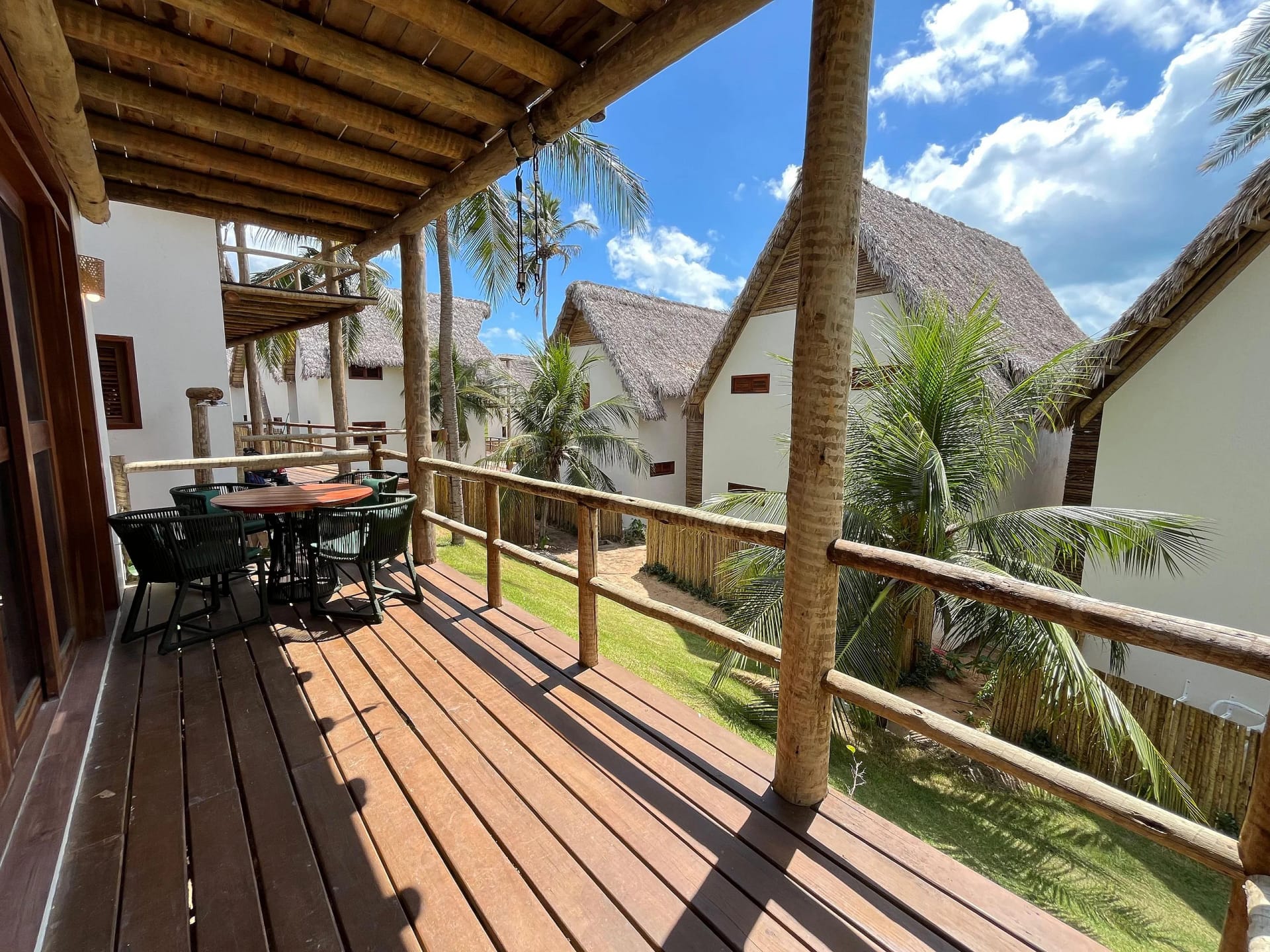 Fachada / Terraza — Chalé Cajueiro Vila Mar Resort by Qavi