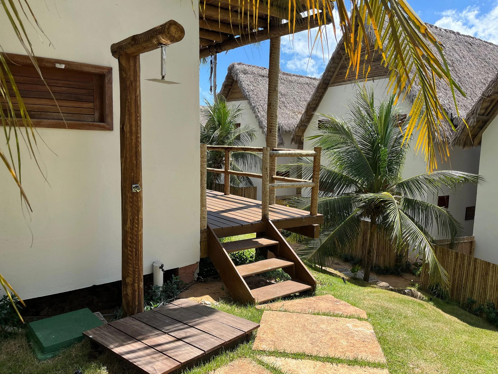 Fachada / Terraza — Chalé Cajueiro Vila Mar Resort by Qavi
