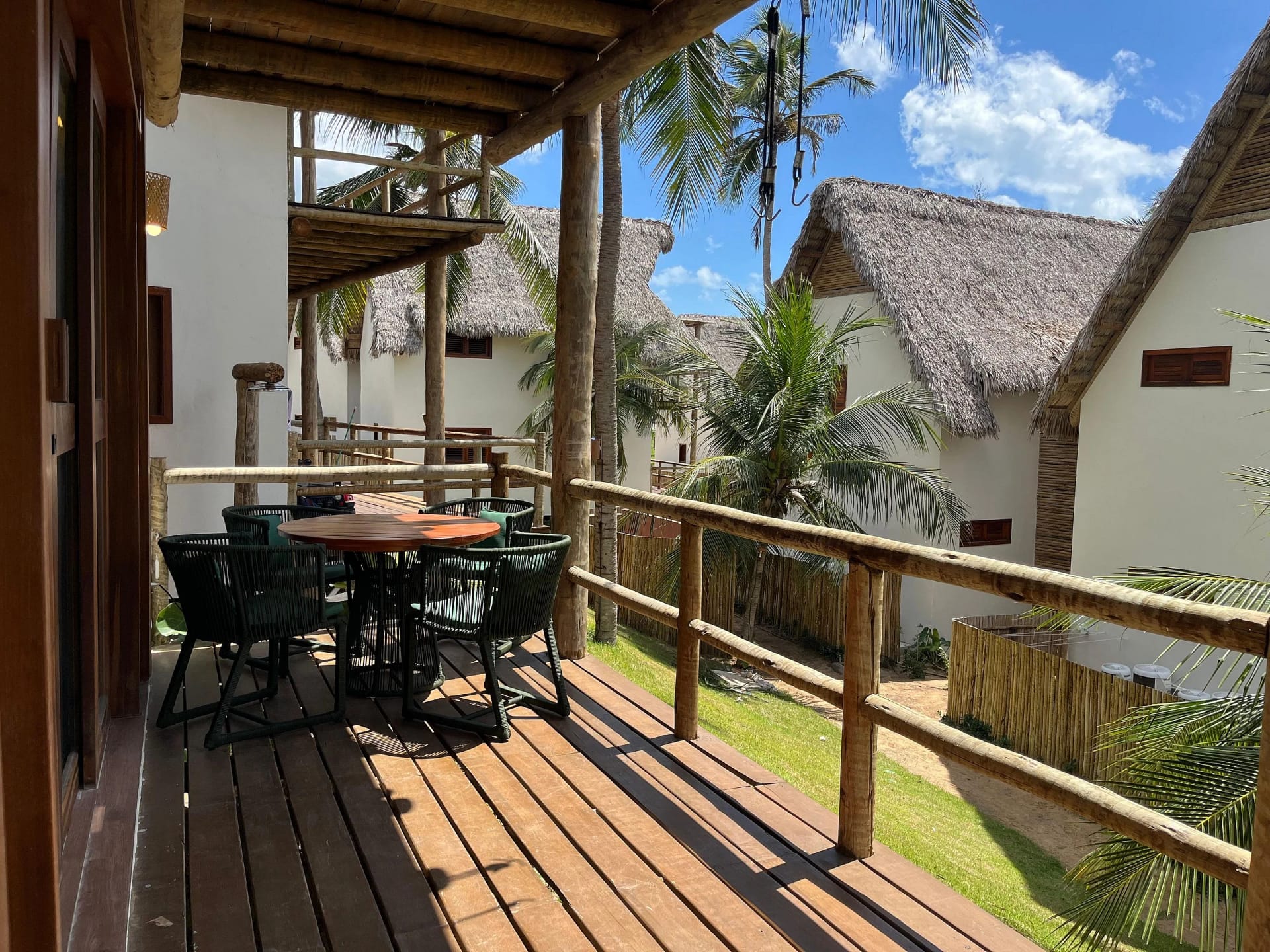 Fachada / Terraza — Chalé Cajueiro Vila Mar Resort by Qavi