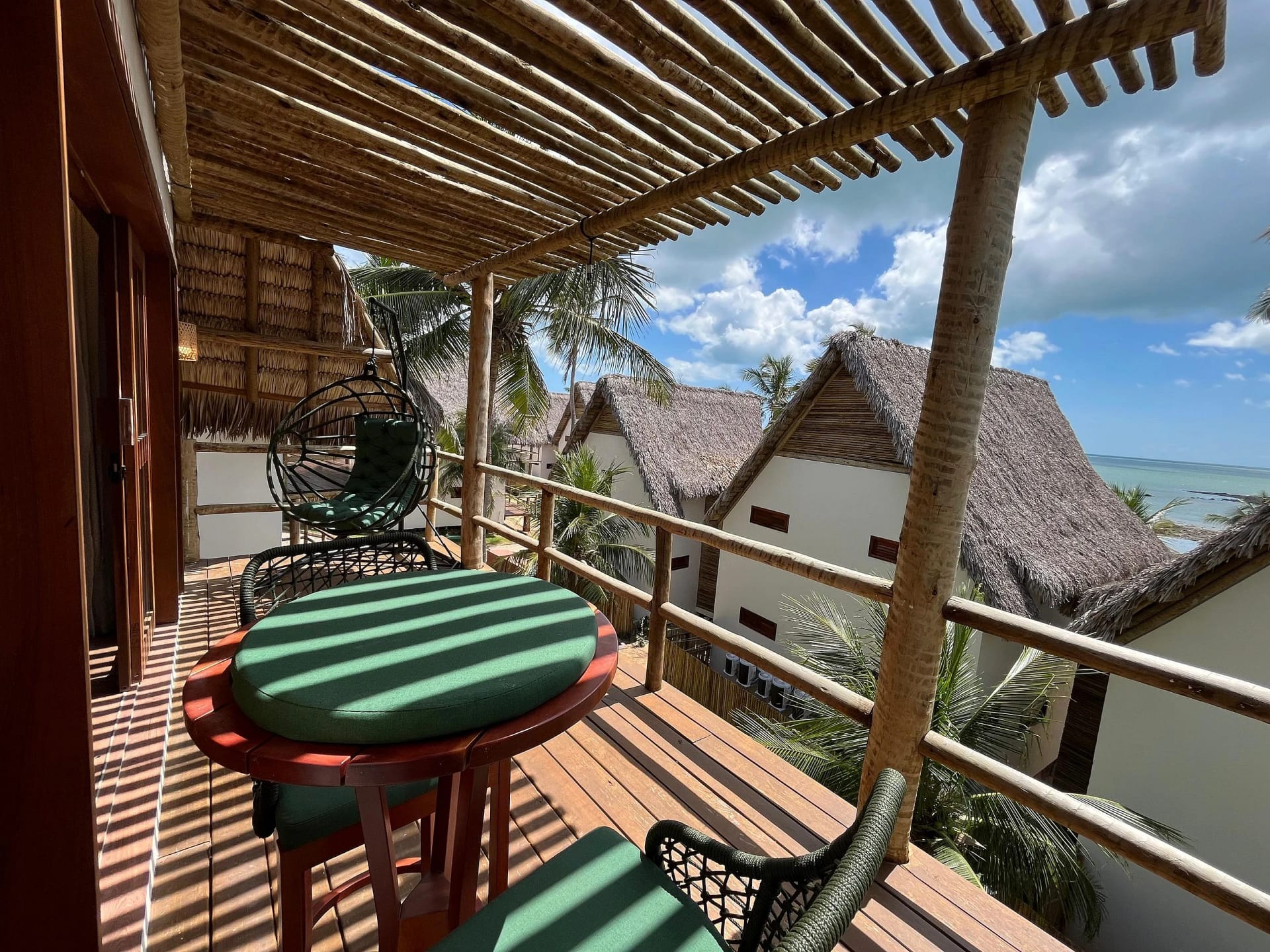 Fachada / Terraza — Chalé Cajueiro Vila Mar Resort by Qavi