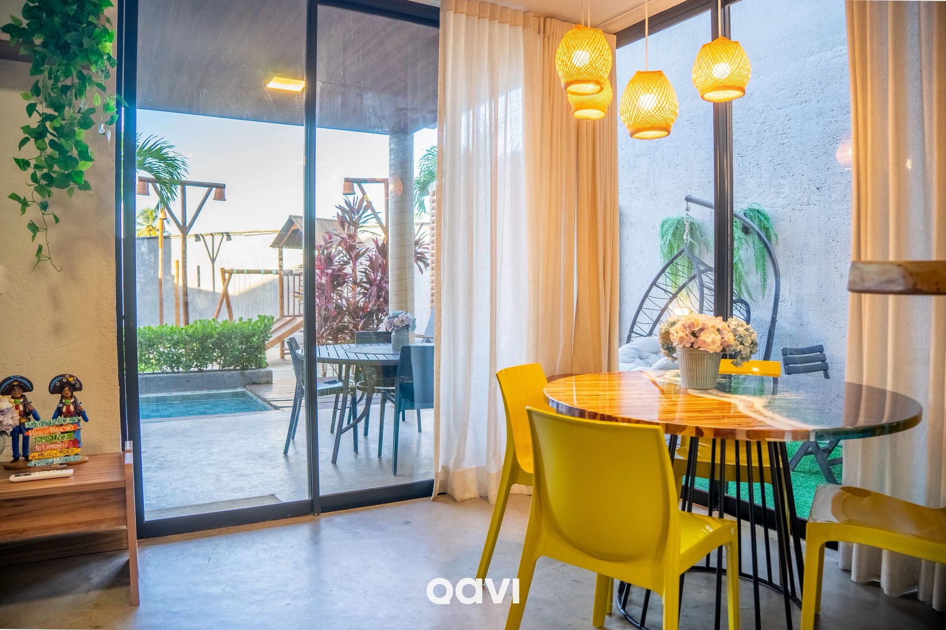 Sala de Estar — Casa Piscina Privativa Villa Sapê Milagres by Qavi