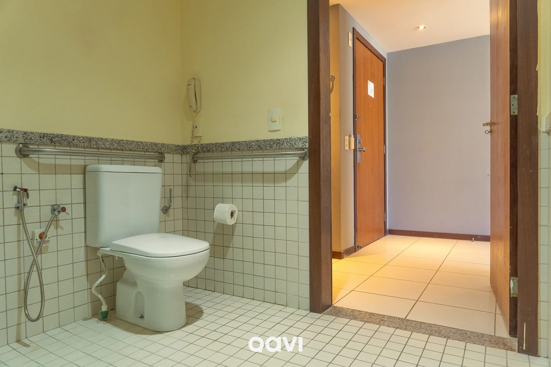 Toilet — Flat com Vista Parcial Mar em Petrópolis by QAVI