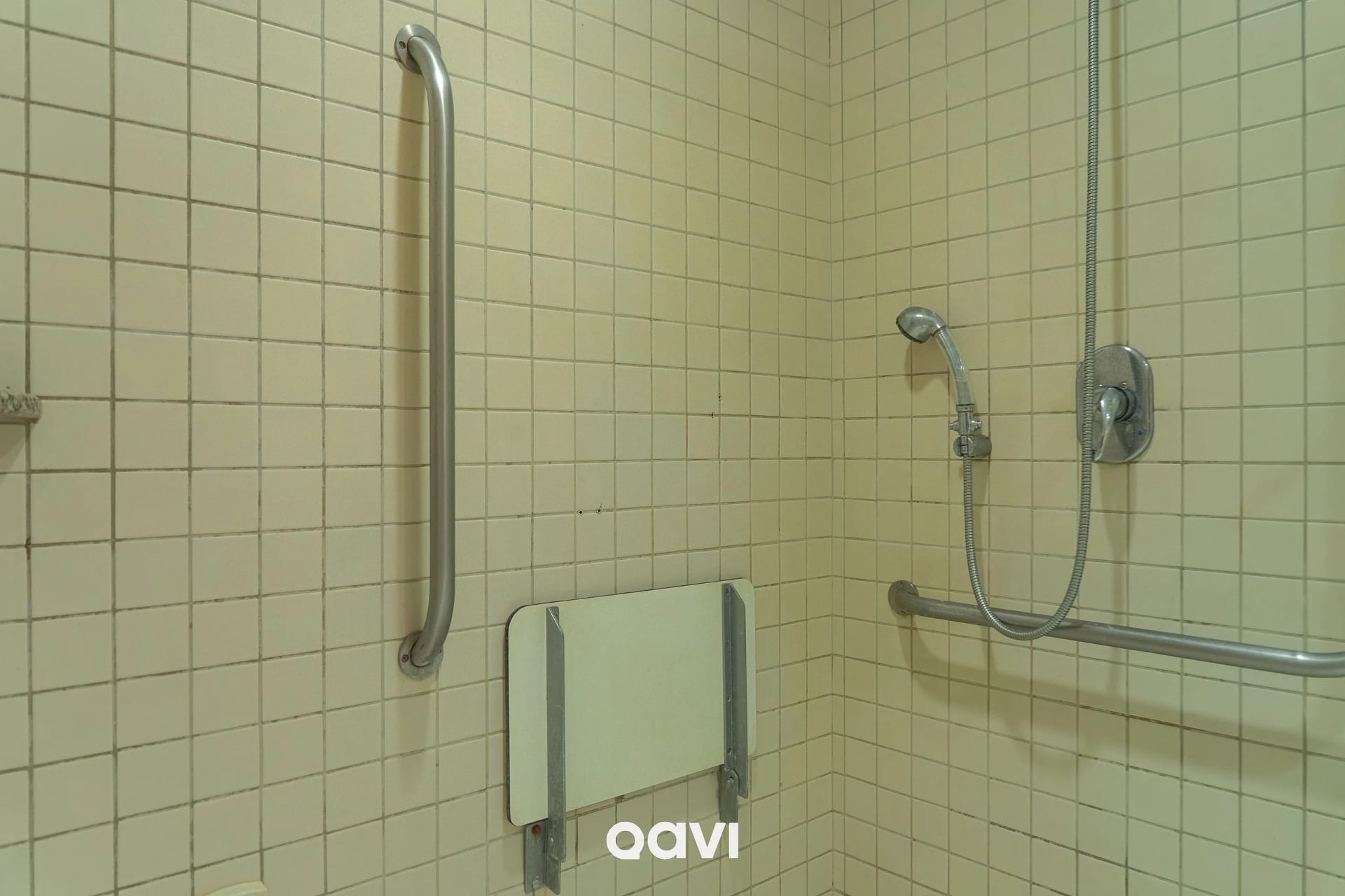 Toilet — Flat com Vista Parcial Mar em Petrópolis by QAVI