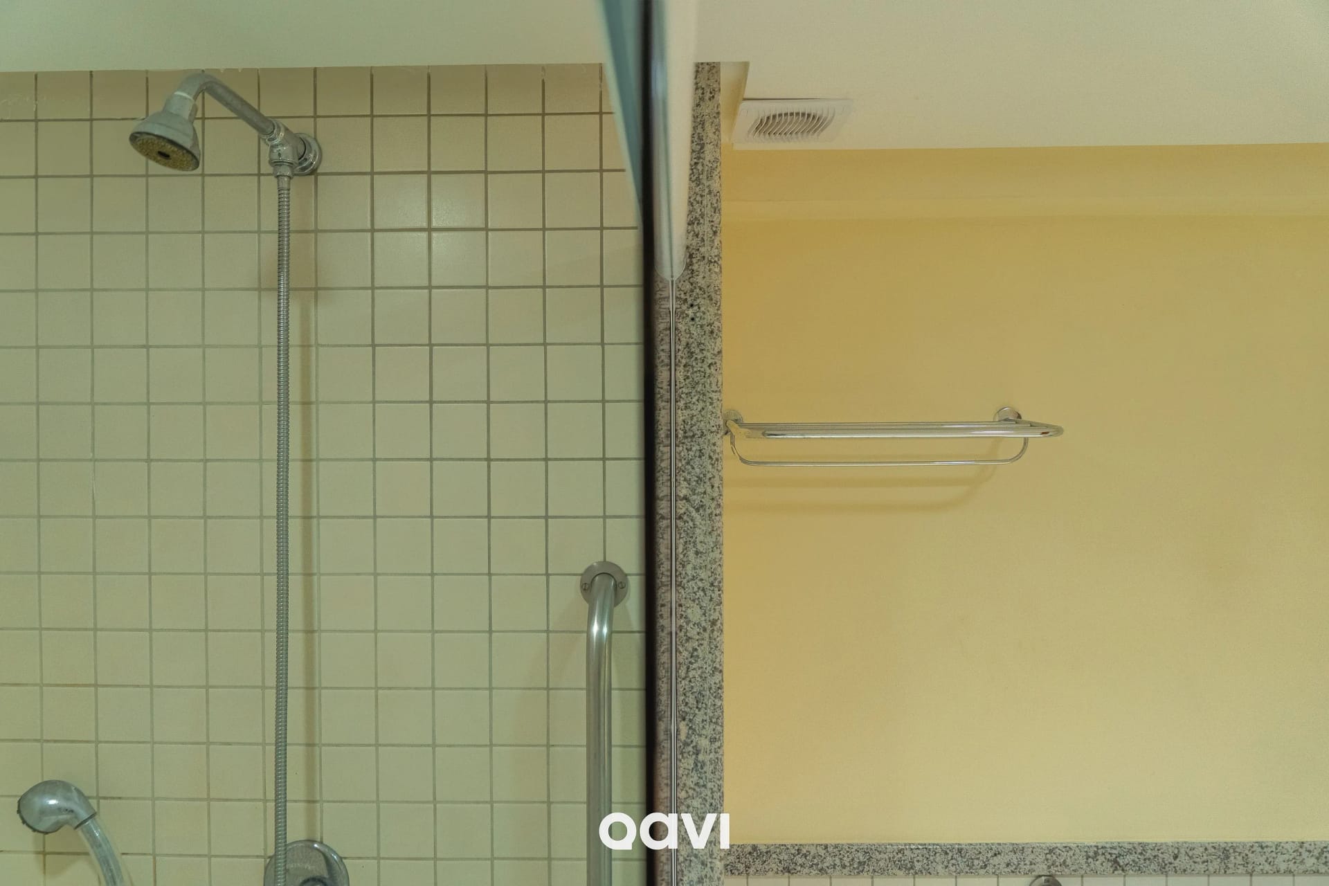 Toilet — Flat com Vista Parcial Mar em Petrópolis by QAVI