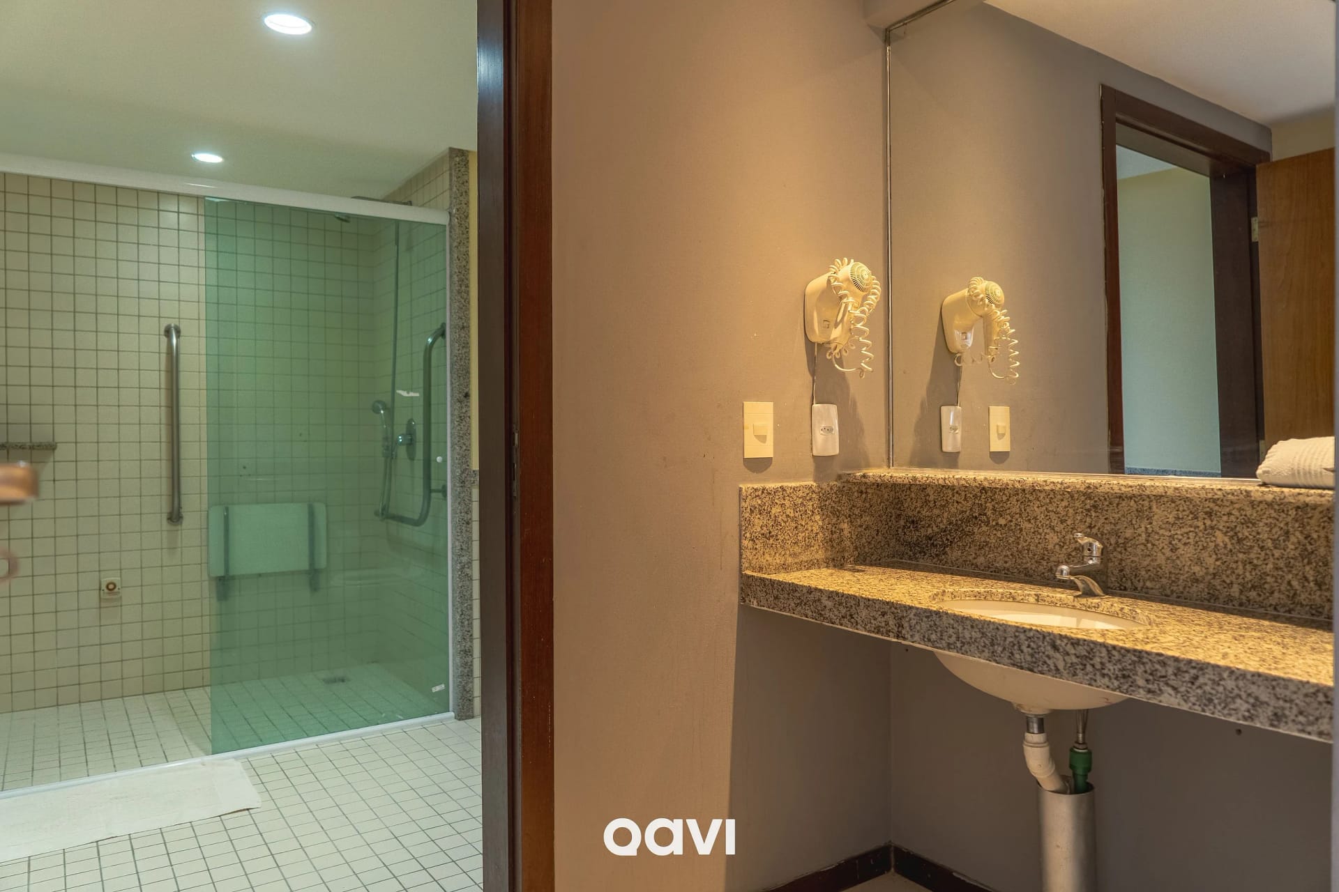 Bathroom — Flat com Vista Parcial Mar em Petrópolis by QAVI