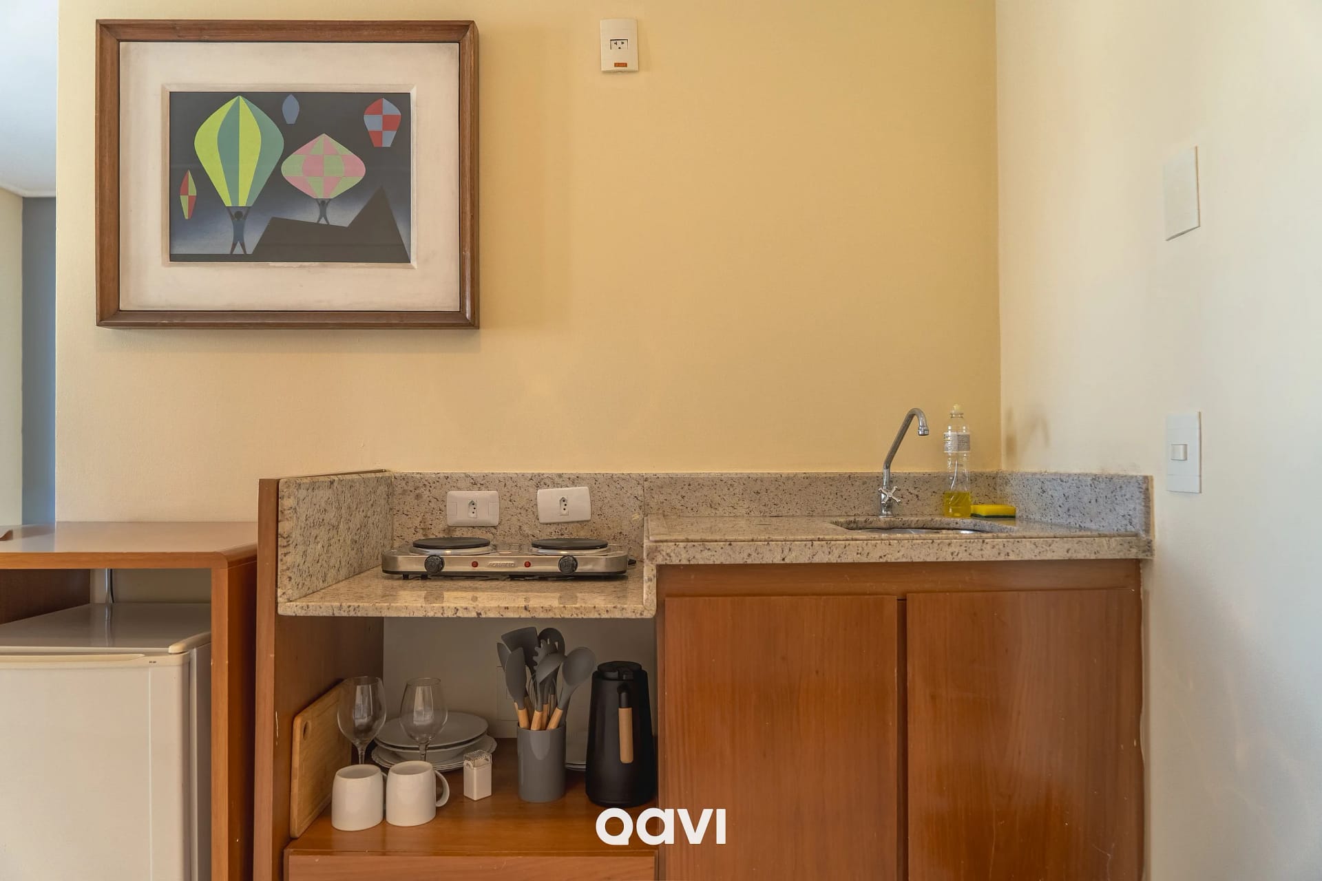 Kitchen or kitchenette — Flat com Vista Parcial Mar em Petrópolis by QAVI