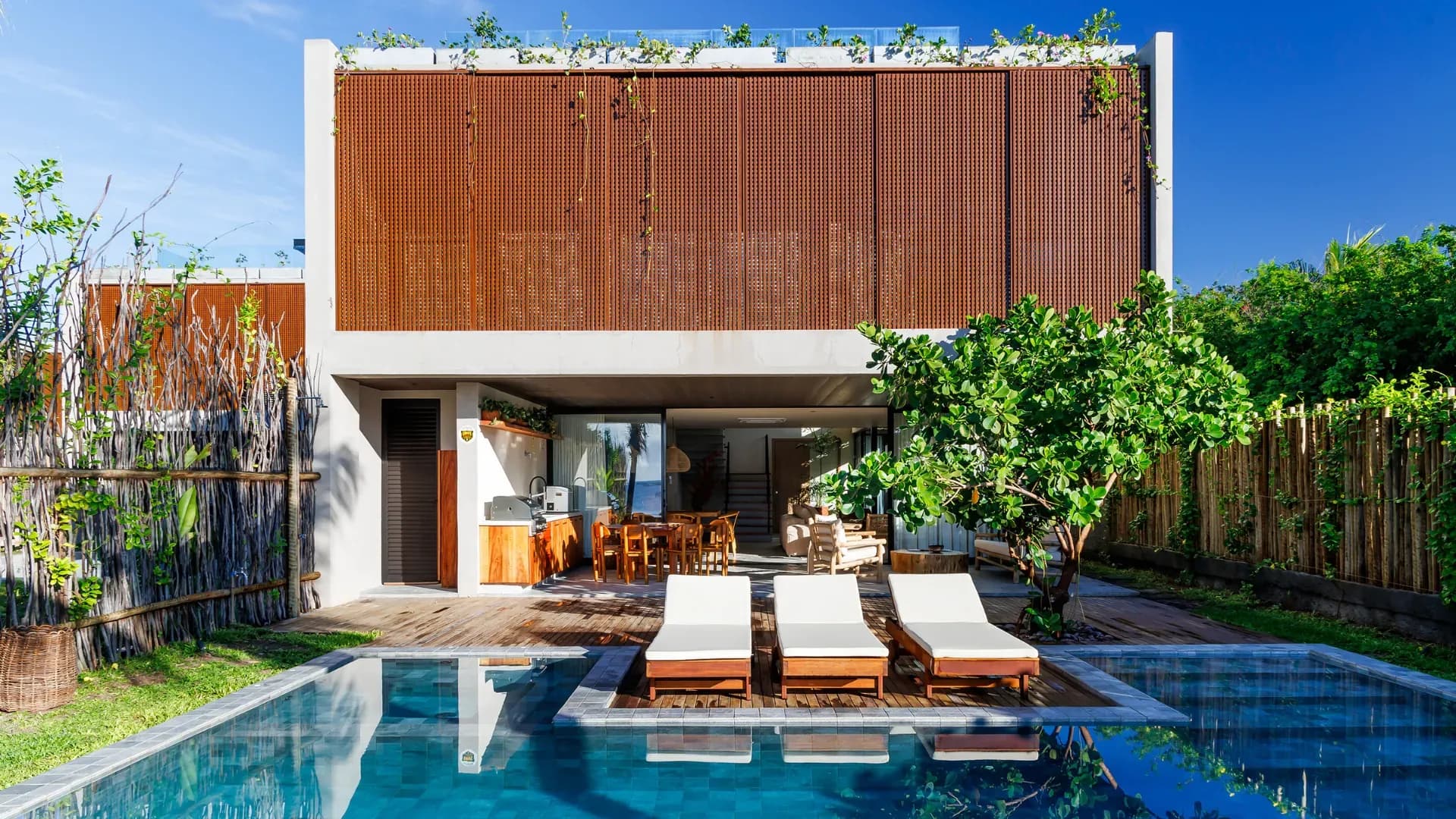 Vista de piscina e praia no Nordeste brasileiro