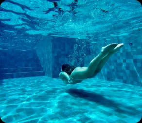 Mergulho na piscina